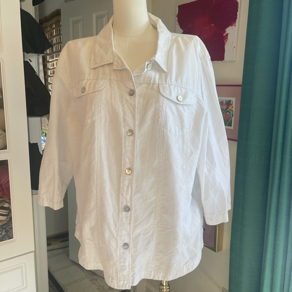 EUC Chico's White Linen Button-Up Shirt. Size 3